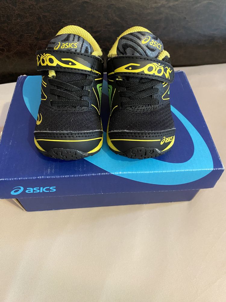 маратонки Asics номер 19,5