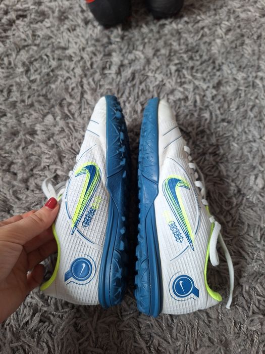 Футболни обувки adidas, Nike