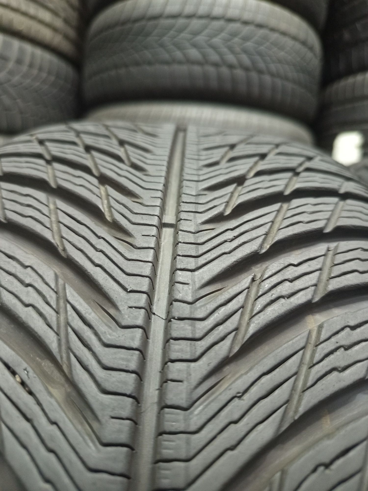 Michelin 225/50/17-2бр 7.0мм дот 2921