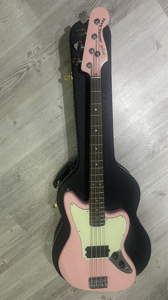 Бас гитара Squier Jaguar