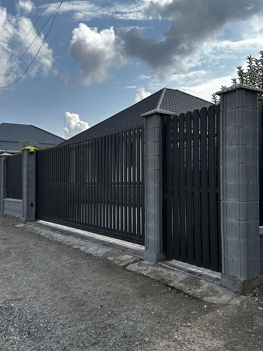 Установка забора. Строительная бригада.