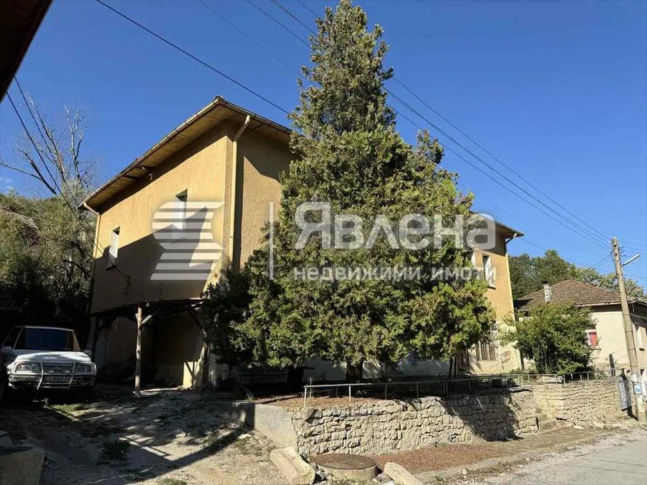 Продава бизнес имот с.Липница