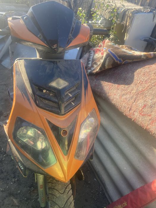 Vand scuter cu motor in 4t