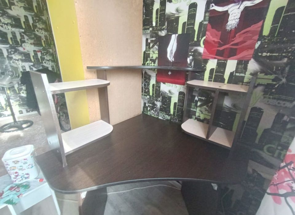 Продам компьютерный стол и шкаф