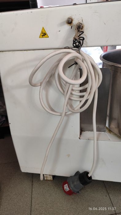 Тестомесачка,с трифазен ток,25 л
Работи без проблемно