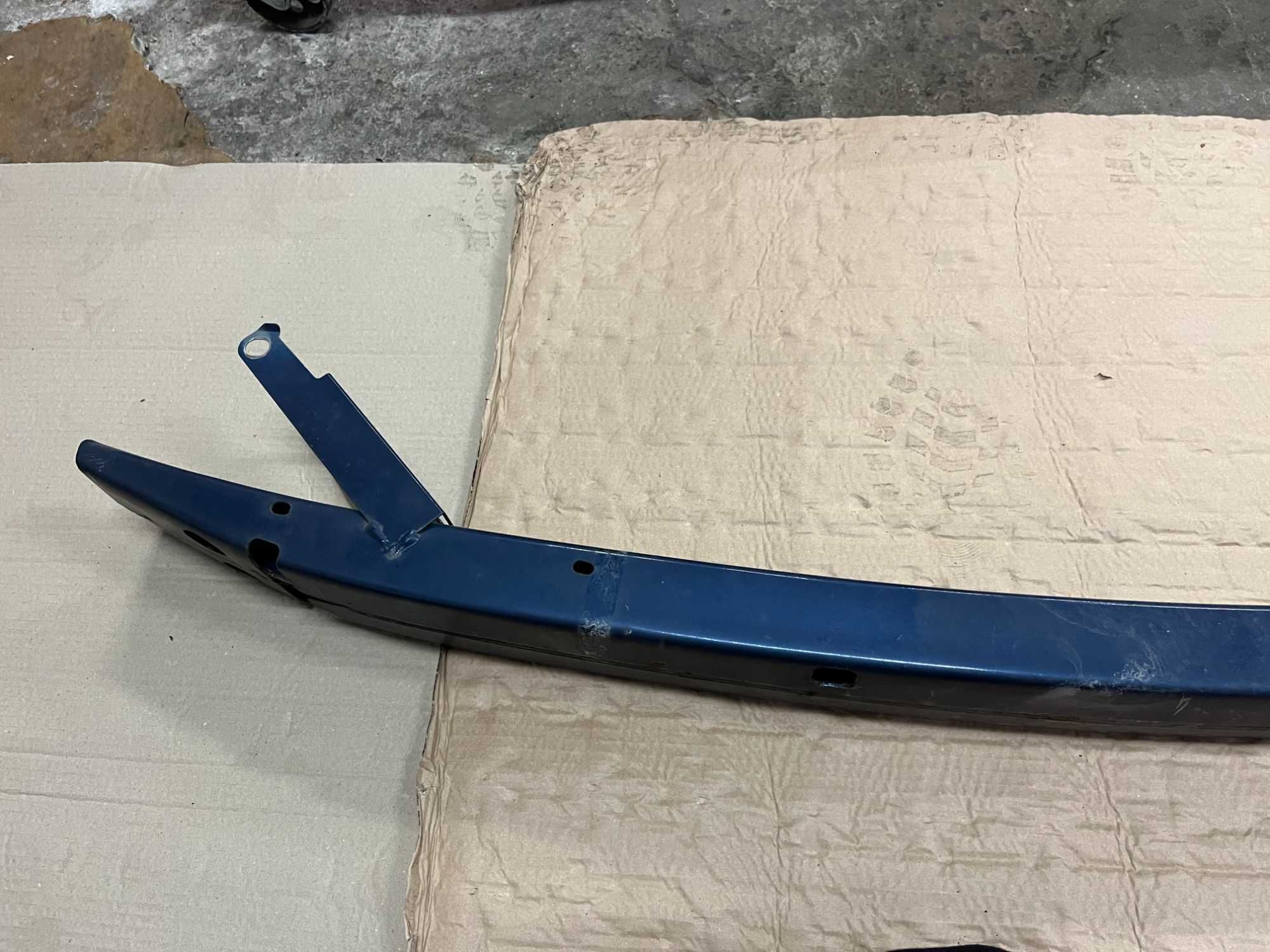 Гредата на предната броня за Toyota Corolla Verso 2003 г.