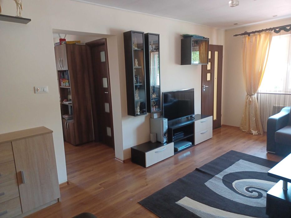 De vanzare vila S+P+1 ( 2 apartamente  tip duplex) 7camere, 2 băi.