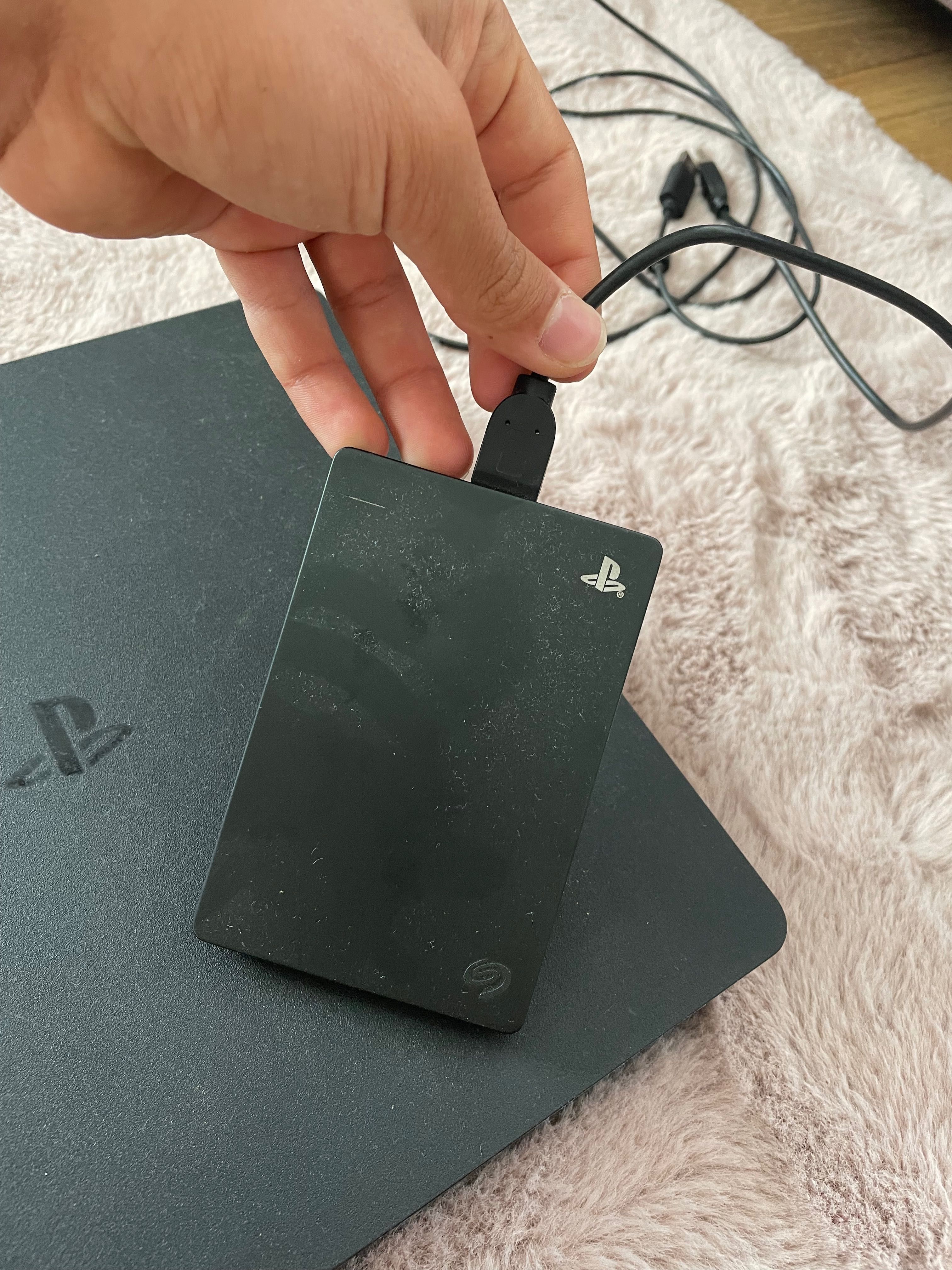 PS4 500GB два джойстика единия с две добавки и 2TB допълнителни място