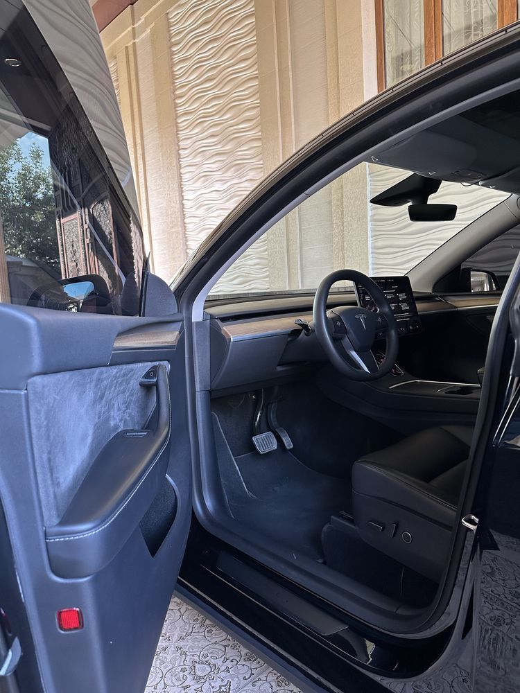 Tesla Model L 2021 bir qol