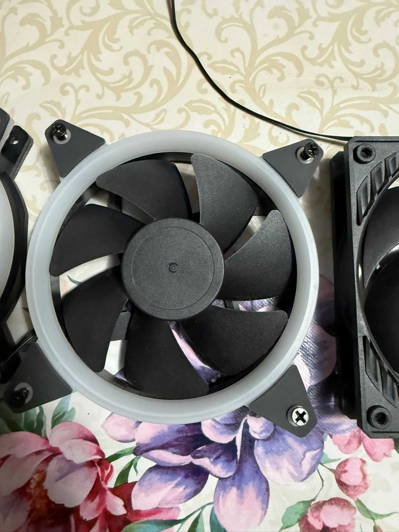 2 ventilatoare ARGB + 1 ventilator Arctic P12
