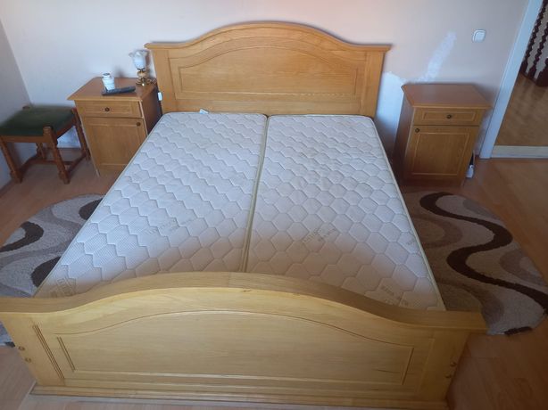 Dormitor furniruit cu pat din lemn masiv de frasin