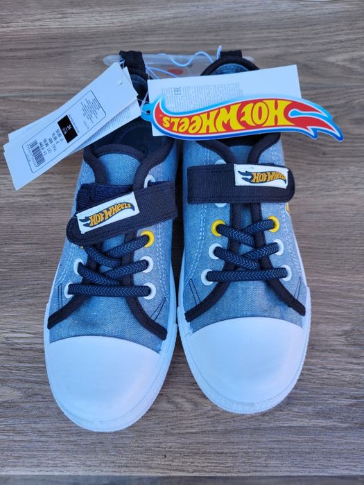 Vând teniși băieți