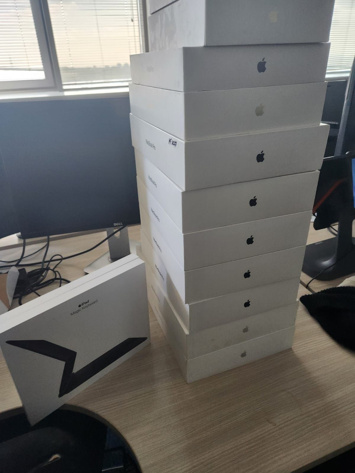 Cutii MacBook air/pro ipad si accesorii