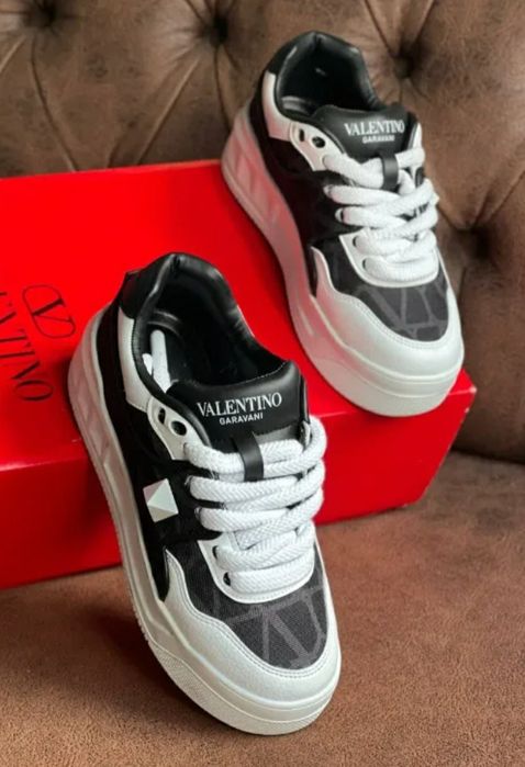 Чисто нови Valentino