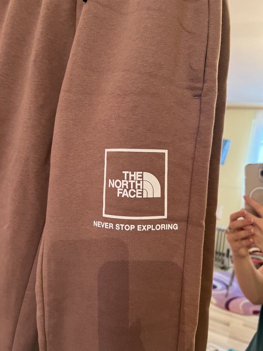 Pantaloni trening The North Face cu eticheta