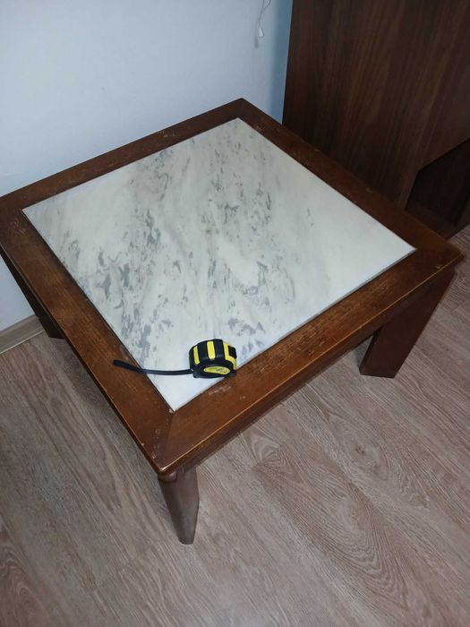 Холна маса с мраморен плот