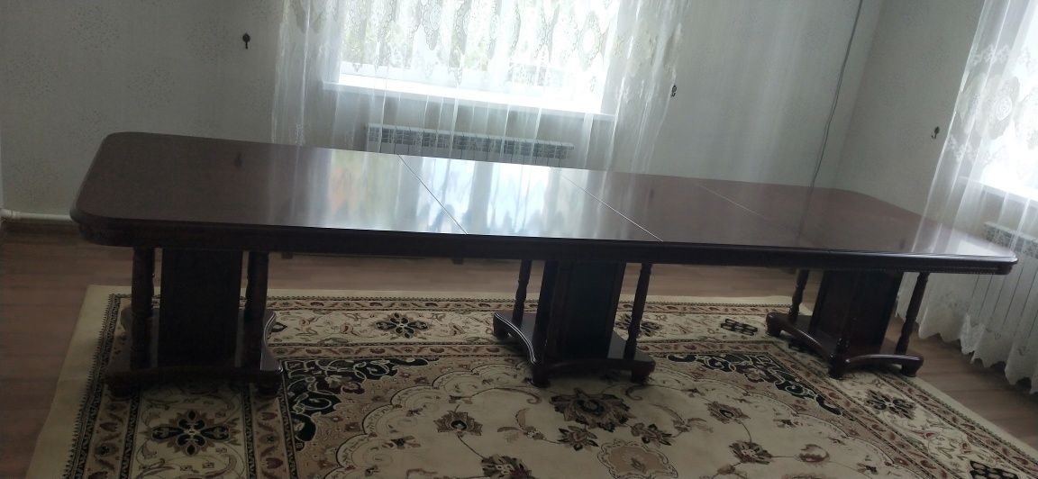 Шкаф и стол со стульями для гостиной