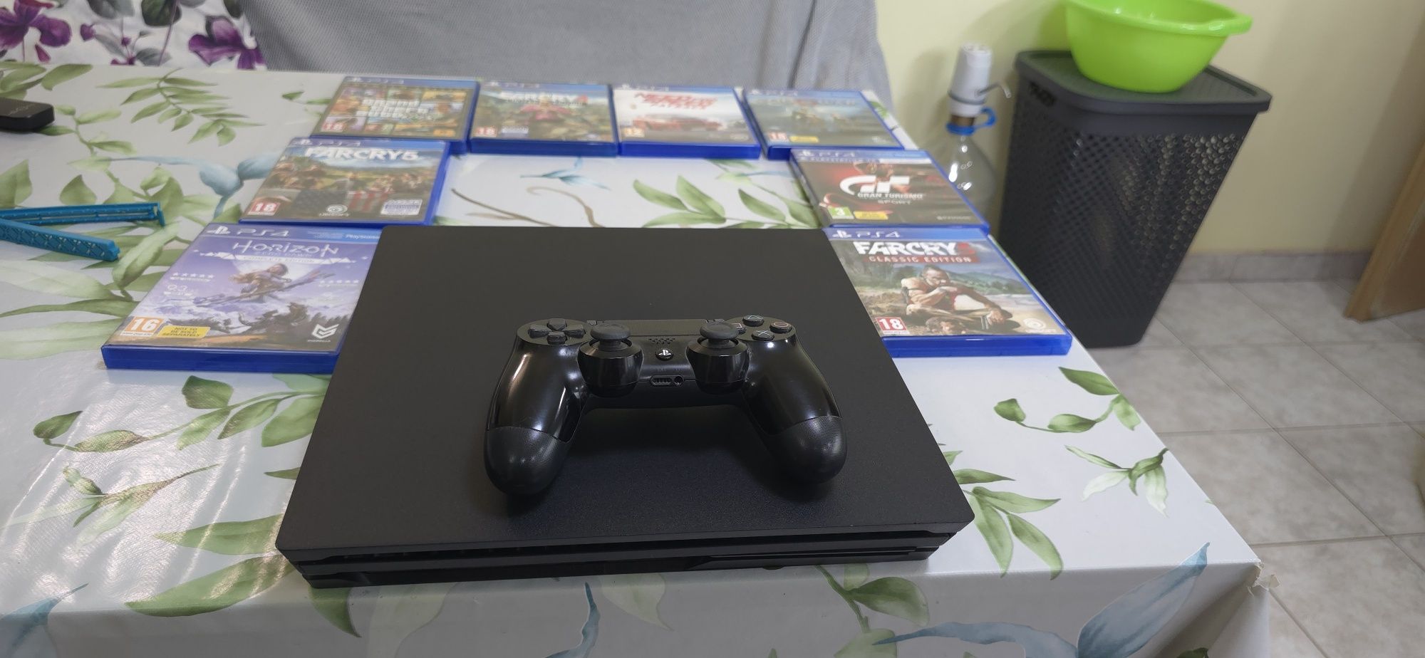 Продавам Sony PlayStation 4 в отлично състояние,  в комплект с 8 игри.