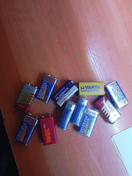 Металлоискатель и много аккумуляторов