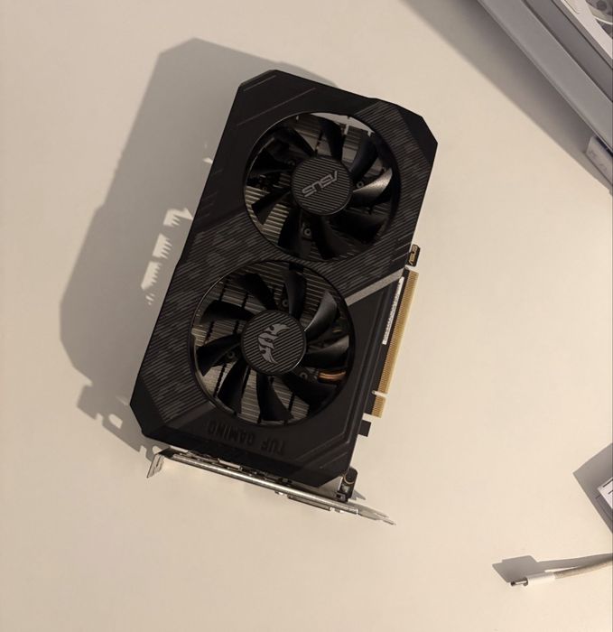 Vand placa video nvidia gtx 1650 de 4gb vram.