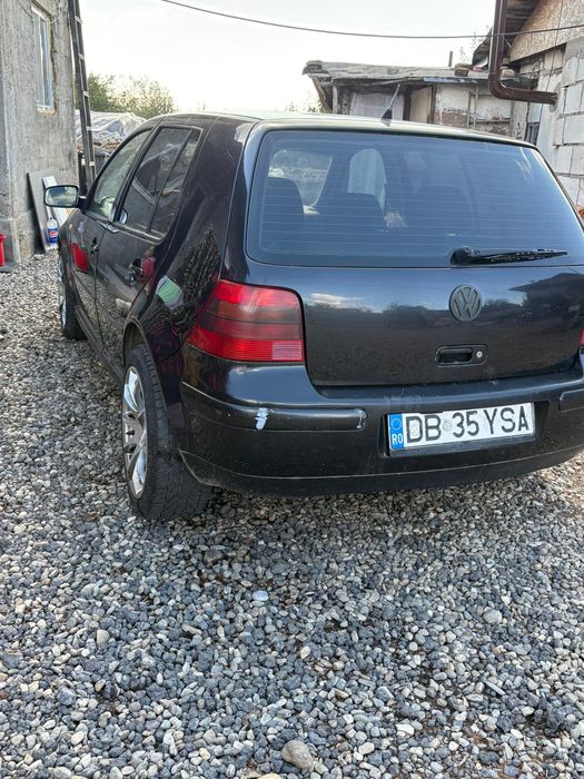Vând golf 4 pentru reparat sau dezmembrat