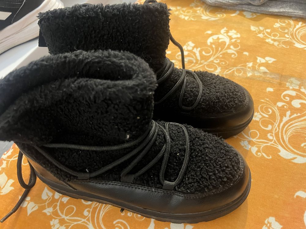 Ghete fetita UGG