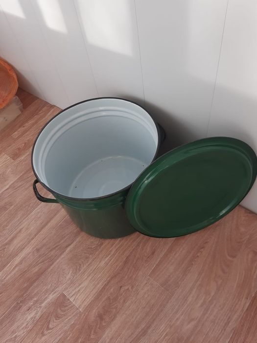 Продам, кастрюлю, объем 50 литров.