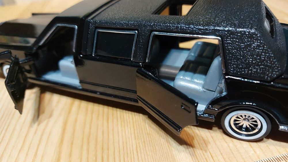 Черна лимузина "President", метал и пластмаса. Цена: 40лв. Дължина 22