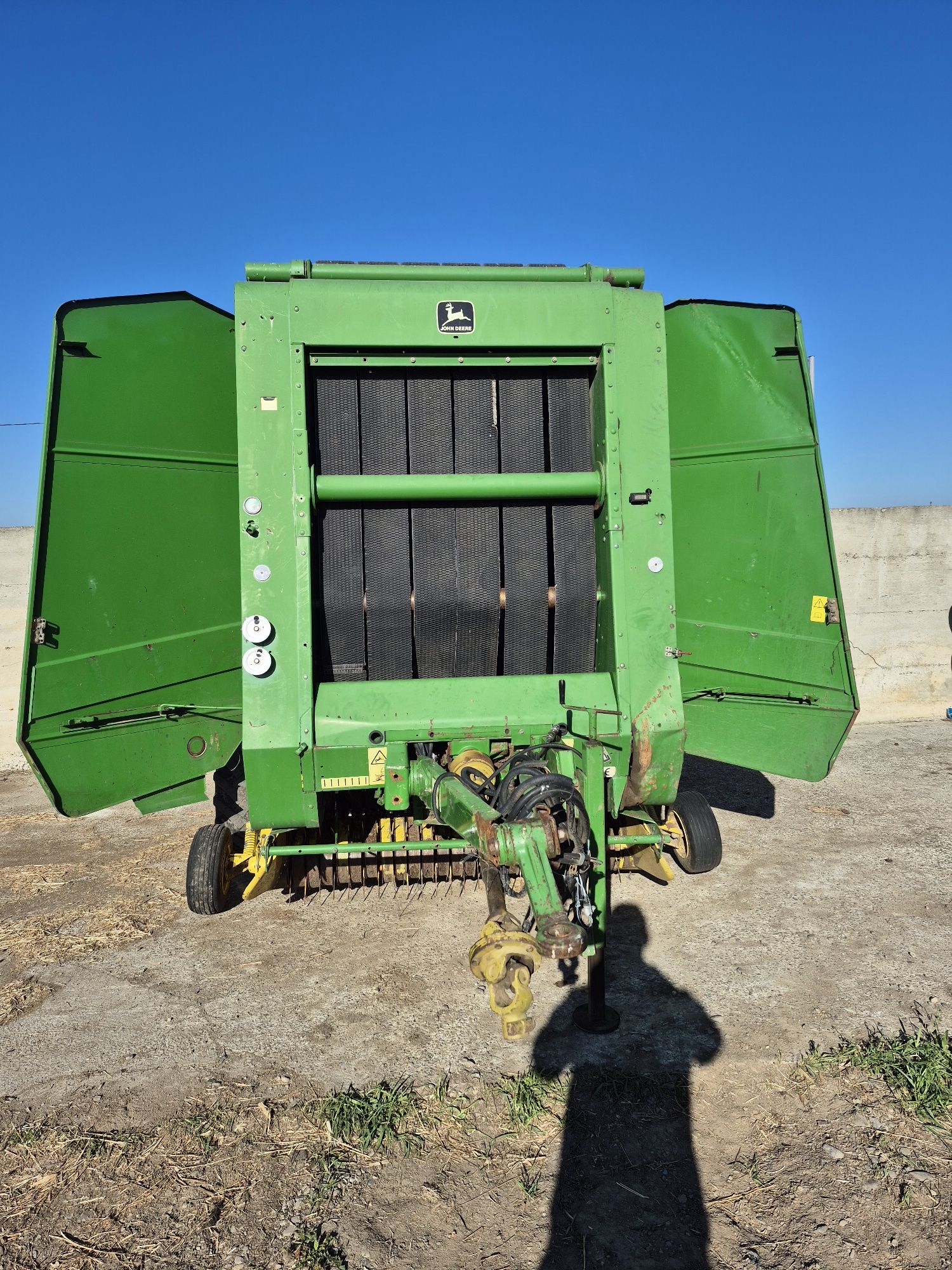 Vând presa de baloti rotunzi john deere 590