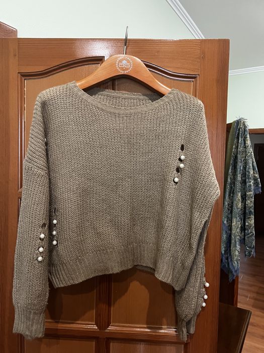 Продаи кофту новую вязанную с бусинками