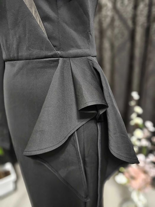 Елегантна вечерна рокля с изрязано деколте