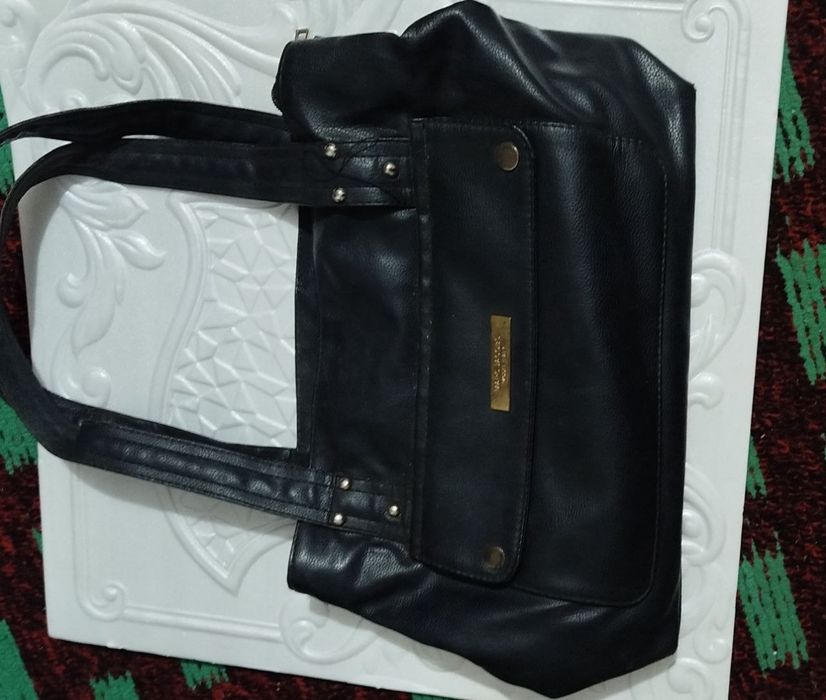 Qora rangli yengil sling-sumka