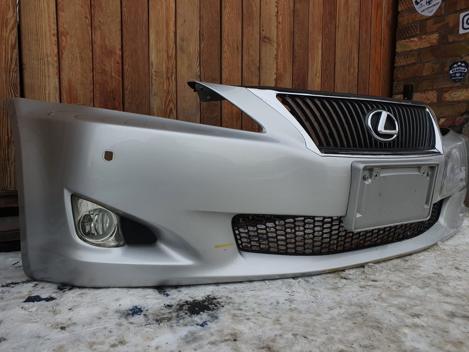 Передний оригинальный бампер Lexus IS250,300 рестайлинг