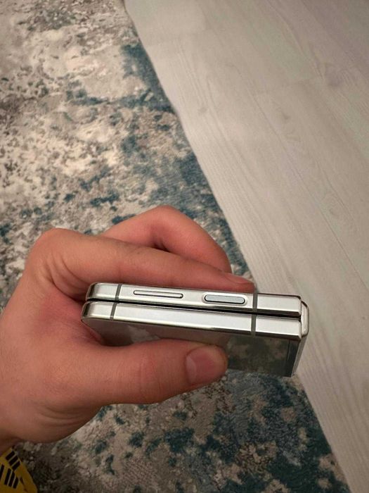 Samsung Galaxy Flip 5 de 512 GB în stare impecabilă, Menta, Sticla Org