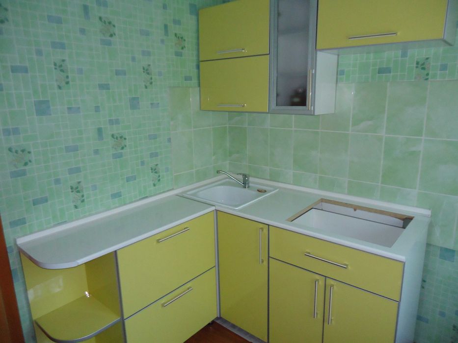 Кухонный гарнитур изготовлен специально под размеры хрущёвской кухни.