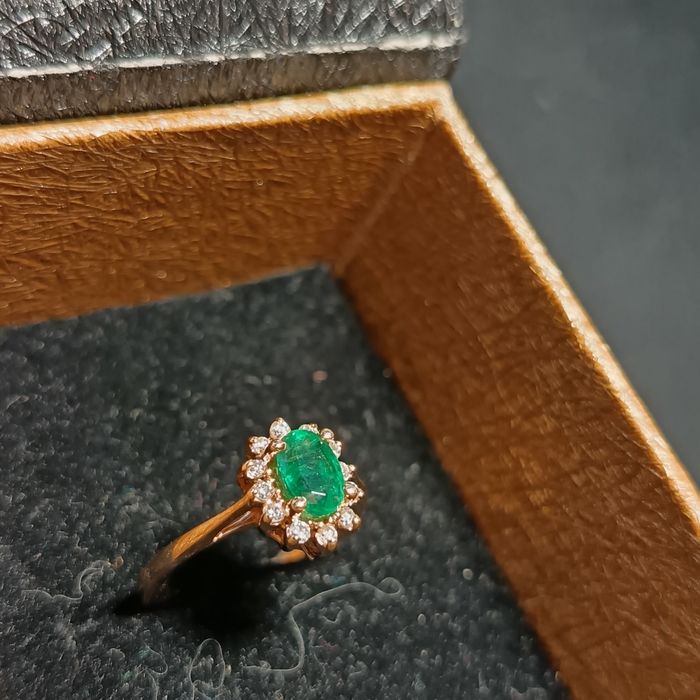 Златен пръстен. Emerald/смарагд/изомруд) и 12 диаманта