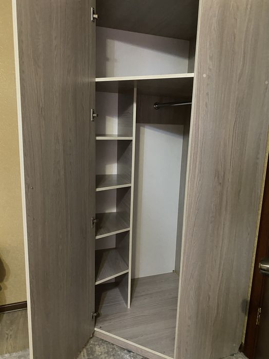 Шкаф серый, угловой вместительный удобный