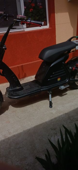Vând moped electric