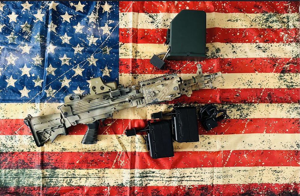 Replica LMG Airsoft M249 cu upgradeuri