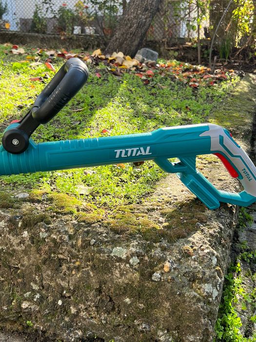 Акумулаторен тример TOTAL 20V 2.0AH