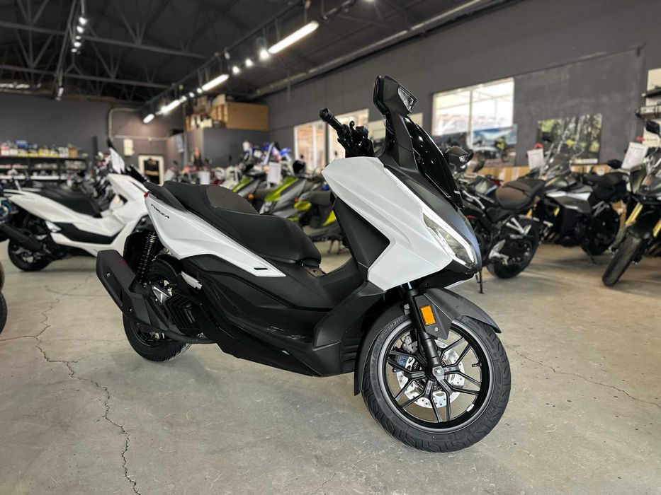 Honda Forza 125 MY25 se conduce cu B125- stoc Honda Constanta