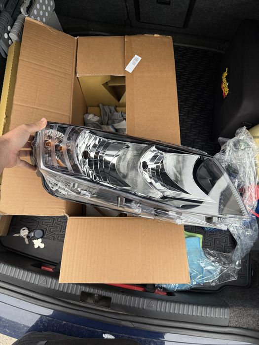 Vand far dreapta octavia 3