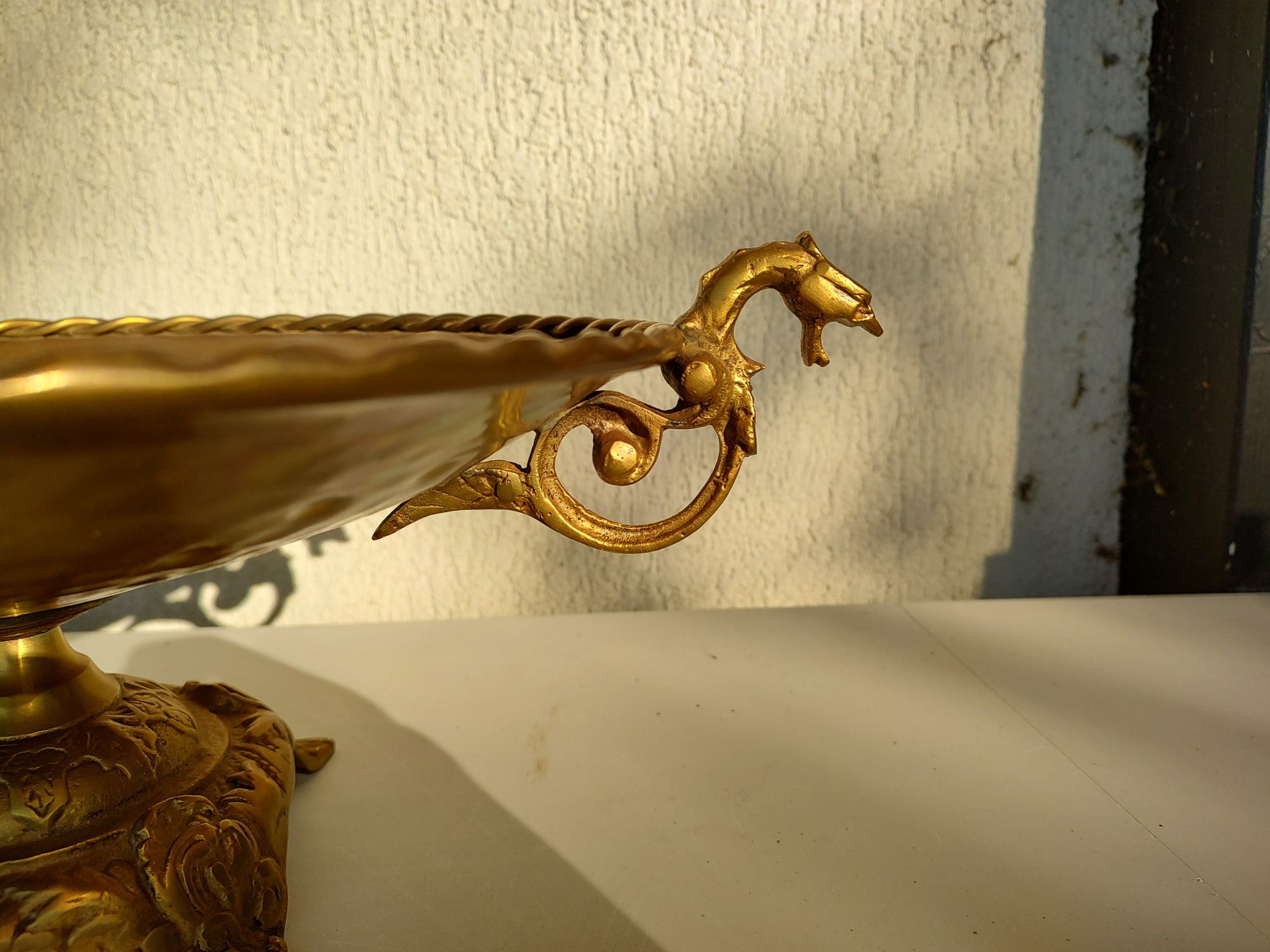De vânzare fructiera veche realizată din bronz cu mânere cap de dragon
