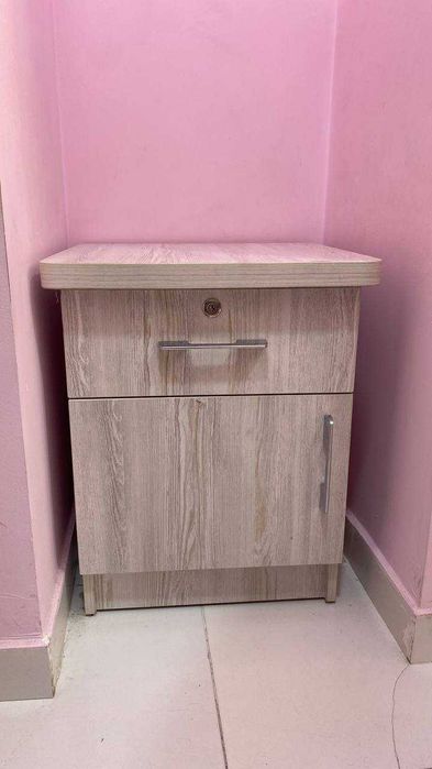 Ayollar kiyim do'koni polkalari, ilgichlari, hamma narsasi sotiladi