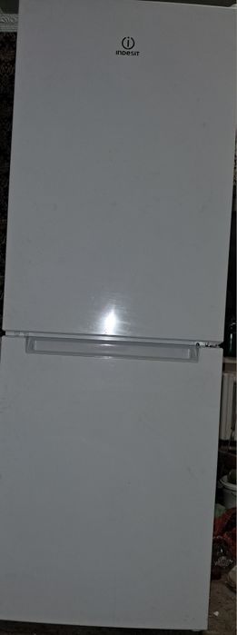 Продам холодильник Indesit