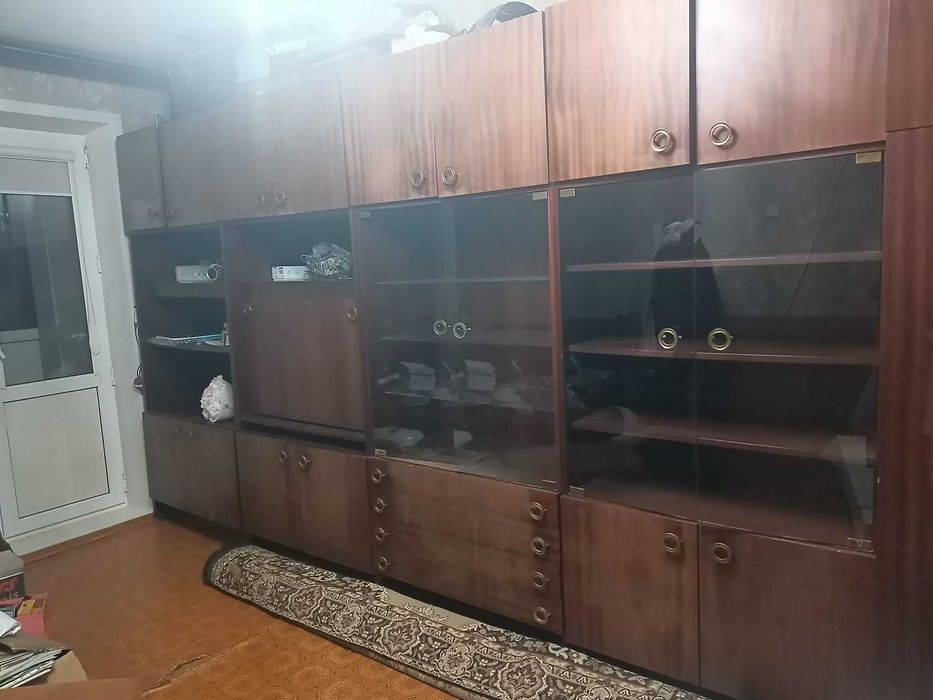 Мебель стенка четыре секции отдам даром