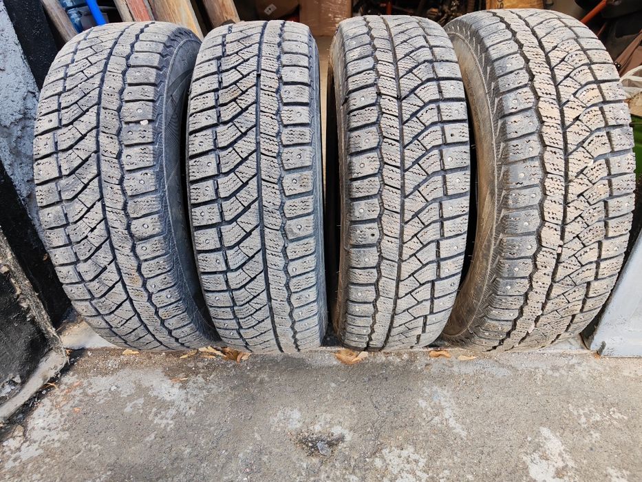Продаю шины Viatti 185/70-14 Б/у шипованная резин
