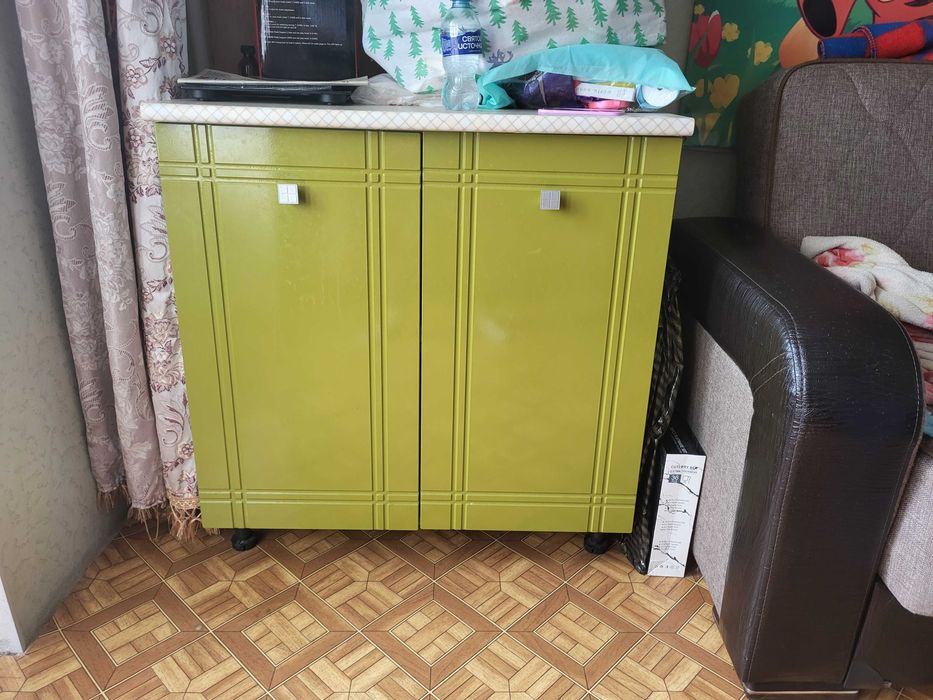 Продам тумбочку на кухню