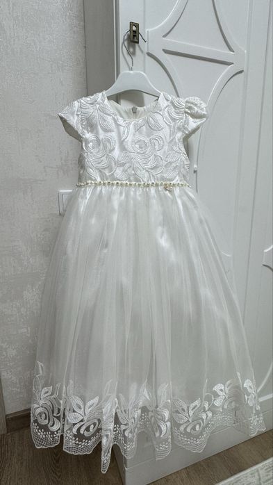 Белые платья на 4-5 лет в хорошем состоянии