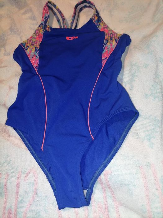 Цял момичешки бански